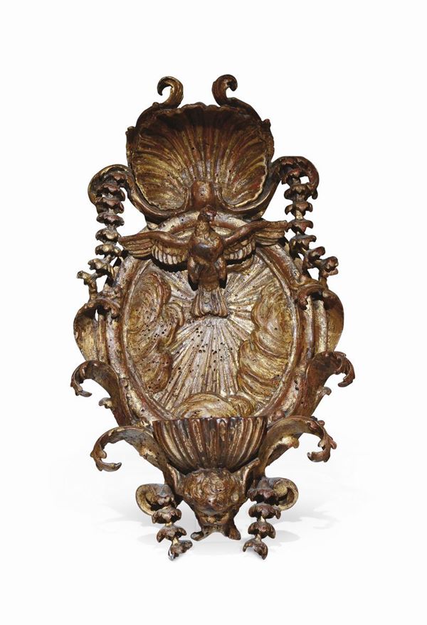 Acquasantiera in legno riccamente intagliato con motivi a volute e conchiglie. Italia inizio del XVIII secolo