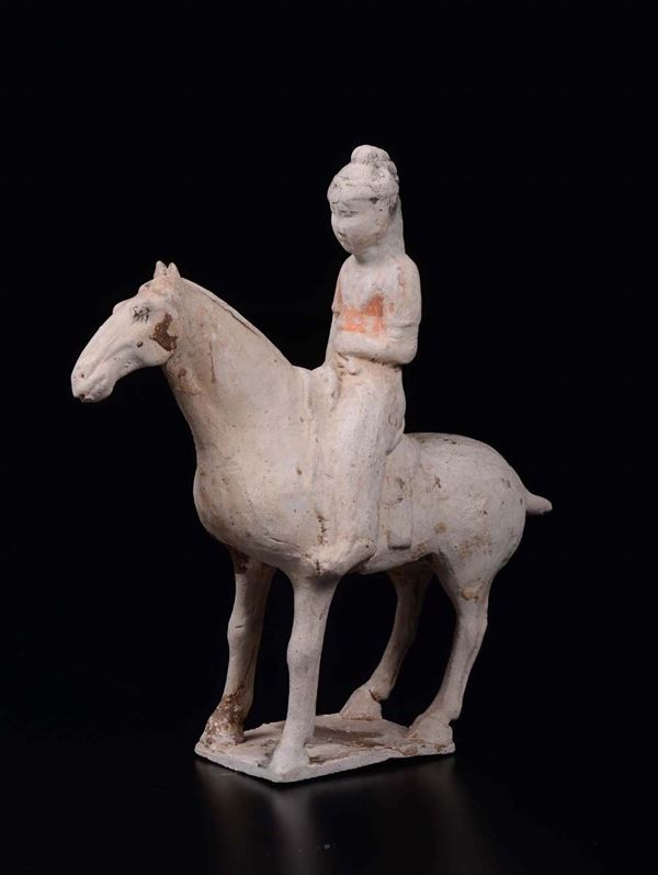 Figura di cavaliere a cavallo in terracotta dipinta, Cina, Dinastia Tang (618-906)