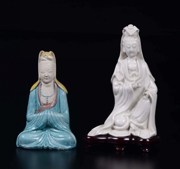 Due figure di Guanyin, una in porcellana Blanc de Chine ed una in grès smaltato, Cina, Dinastia Qing, XVIII secolo