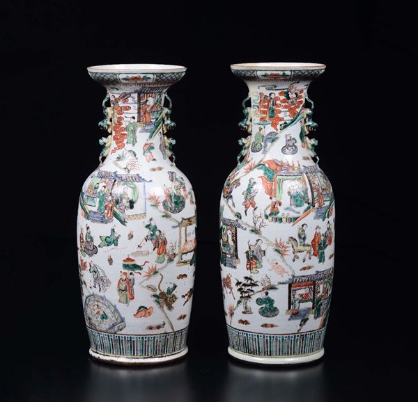 Coppia di vasi in porcellana Famiglia Verde con doppia ansa a guisa di cani di Pho con scene di vita  [..]