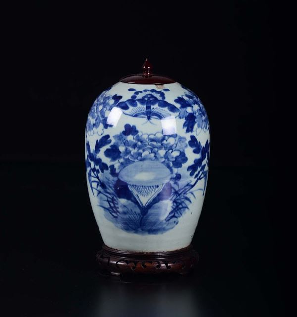 Potiche in porcellana bianca e blu con coperchio in legno, Cina, Dinastia Qing, XIX secolo