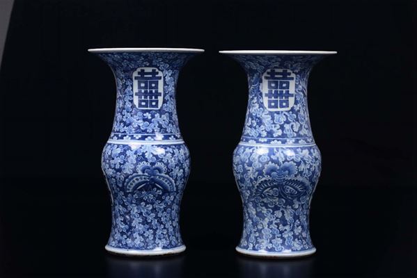 Coppia di vasi in porcellana bianca e blu con ideogrammi, Cina, Dinastia Qing, XIX secolo