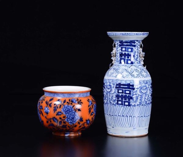 Lotto composto da una giardiniera in porcellana a fondo arancione ed un vaso in porcellana bianca e blu, Cina, Dinastia Qing, XIX secolo