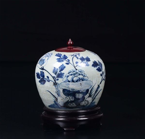 Potiche in porcellana bianca e blu a decoro floreale con coperchio in legno, Cina, Dinastia Qing, XIX secolo