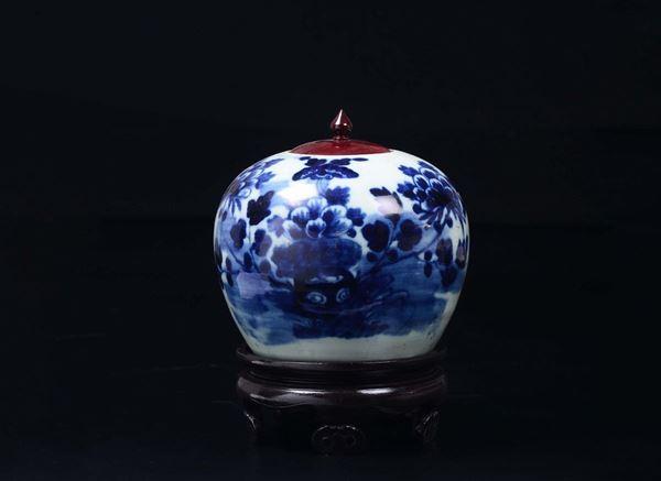 Potiche in porcellana bianca e blu a decoro floreale, Cina, Dinastia Qing, XIX secolo