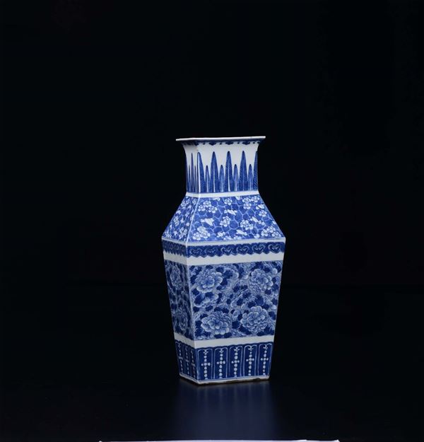 Vaso in porcellana bianca e blu a base quadrata, Cina, Dinastia Qing, XIX secolo