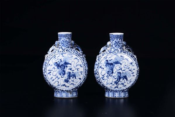 Coppia di fiasche in porcellana bianca e blu con cani di Pho, Cina, XX secolo
