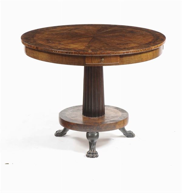 Tavolo circolare con piano lastronato in radica, XIX secolo