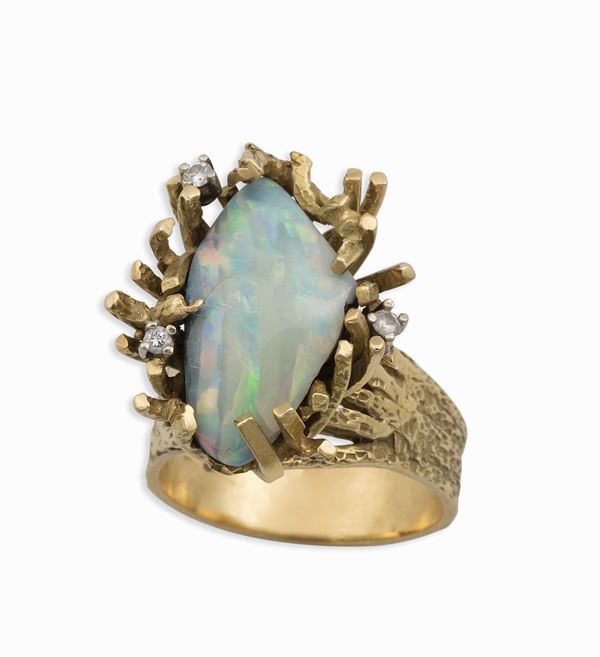 Opal and diamond ring sei in yellow gold