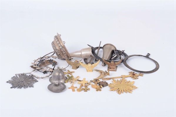Lotto di 18 elementi vari in metallo e argento decorato (11 croci) e 14 frammenti