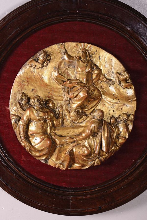 A wooden and golden tondo with the Assumption of the Virgin. 17th century Italian baroque sculptor.