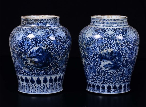 Due potiches in porcellana bianca e blu con decoro paesaggistico entro riserve, Cina, Dinastia Qing, XIX secolo