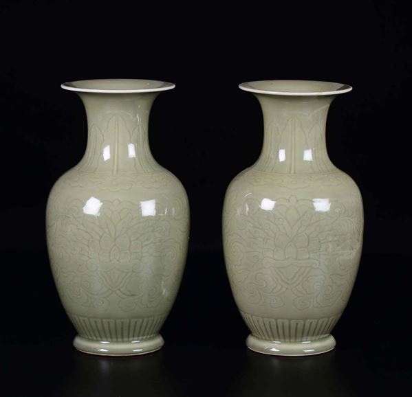 Coppia di vasi in porcellana Celadon con fiori di loto, Cina, XX secolo