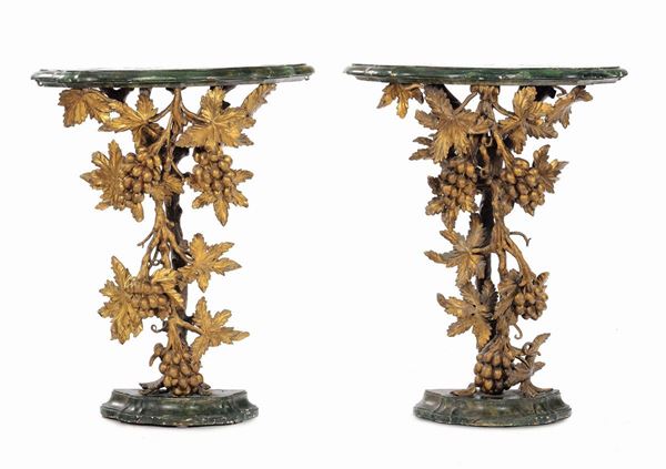 Coppia di piccole consoline in legno intagliato, laccato e dorato (elementi del XVIII secolo)