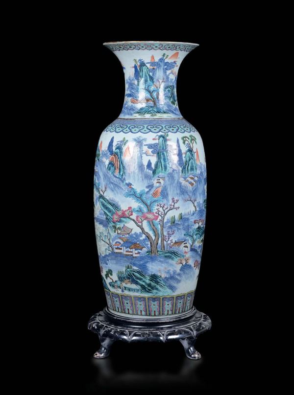 Grande vaso in porcellana a smalti policromi con decoro paesaggistico, Cina, Dinastia Qing, epoca Daoguang  [..]