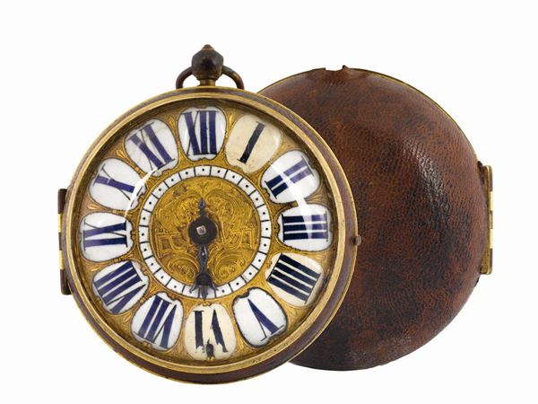 N.MORNAND, A Paris , orologio in ottone dorato e cuoio con sfera singola per indicazione dell'ora. Realizzato circa nel 1600