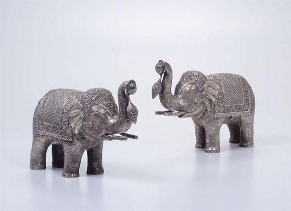 Coppia di elefanti in argento di manifattura orientale