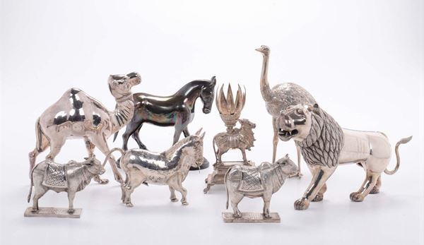 Lotto composto da coppia di tori, dromedario, struzzo, cavallo, toro, toro portacandela e leone in argento orientale