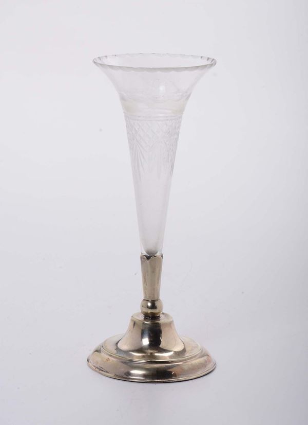 Vasetto in cristallo con base in metallo argentato, XX secolo