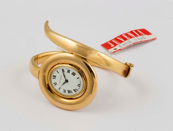 JUVENIA, case No. 873858, 18K yellow gold lady's wristwatch with a gold snake bracelet. Accompanied by the original box and Guarantee. Made circa 1960