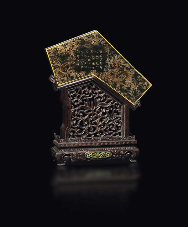 Placca in giada spinacio con lumeggiature in oro di draghi ed iscrizioni su stand in legno ed avorio, Cina, Dinastia Qing, XIX secolo
