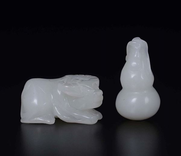 Lotto di due giade bianche: un piccolo frutto e una figura di bufalo, Cina, XX secolo