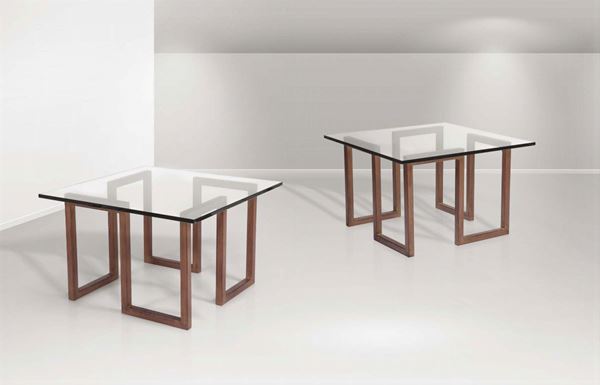 Coppia di tavoli bassi con struttura in metallo e piano in vetro.