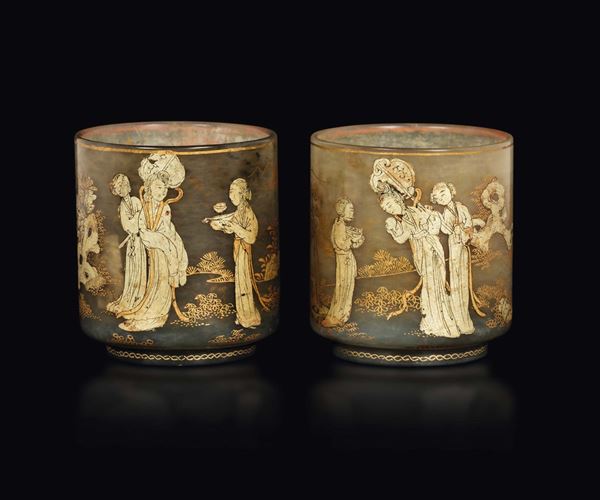 Coppia di bicchieri in giada dipinta con decoro dorato raffigurante Guanyin e fanciulli, Cina, Dinastia Qing, marca e del periodo Qianlong (1736-1795)