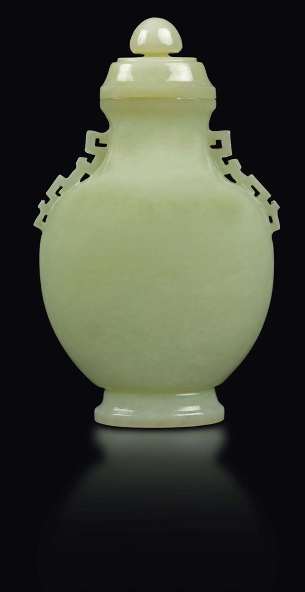 Vasetto in giada bianca Celadon con coperchio e doppia ansa, Cina, Dinastia Qing, XIX secolo