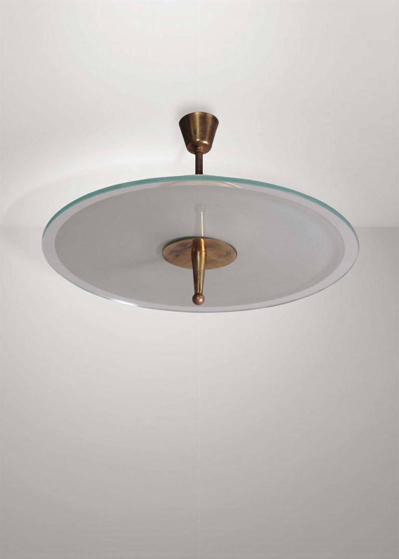 Lampada a sospensione con diffusore in vetro satinato e struttura in ottone.  - Auction Design - II - Cambi Casa d'Aste