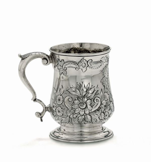 A tankard in Sterling silver, molten, embossed and chiselled, London 1761, silversmiths Thos. Whipham & Chas Wright