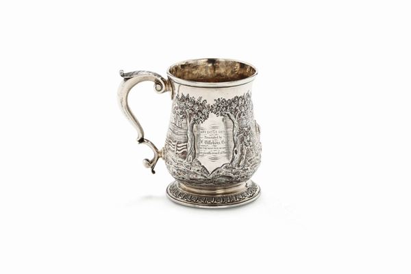 A tankard in Sterling silver, embossed and chiselled, London 1752, silversmith John Wirgman