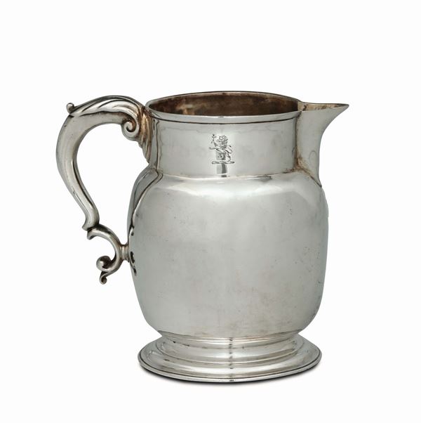 A tankard in Sterling silver, embossed and chiselled, 1741, silversmith Thos. Farren