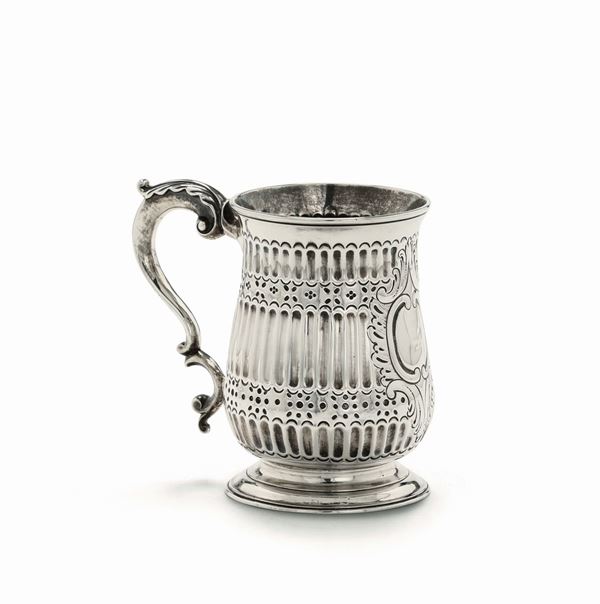 A tankard in Sterling silver, embossed and chiselled, London, 1769, silversmith John Beker II