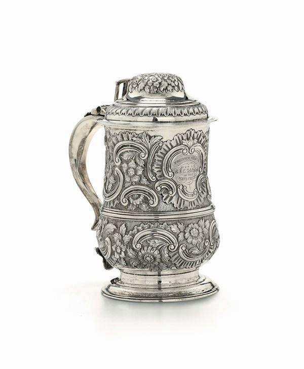 A tankard in Sterling silver, embossed and chiselled, London 1765, silversmith I.M with star (unidentified)