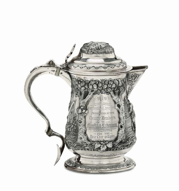 A tankard in Sterling silver, molten, embossed and chiselled, London 1780, silversmith John King