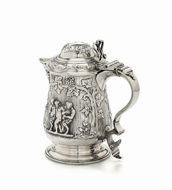 A tankard in molten, embossed and chiselled silver, London 1787, silversmith William Bennett
