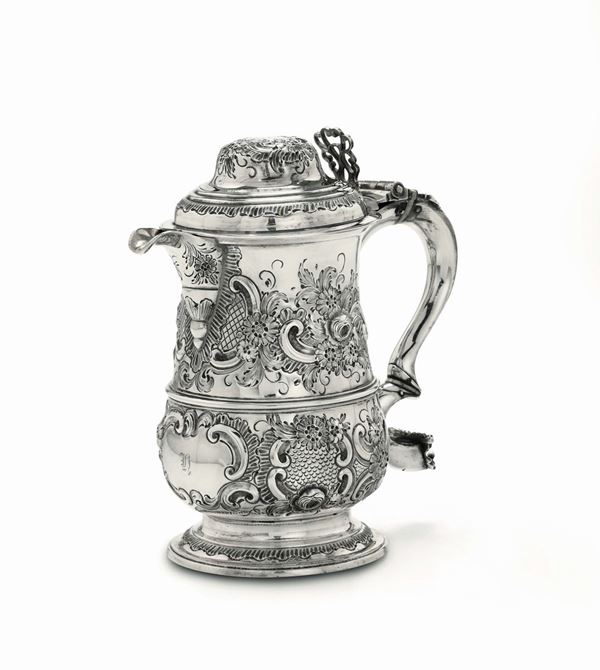 A tankard in Sterling silver, molten, embossed and chiselled, London, 1771 (silversmith's marks partially readable)