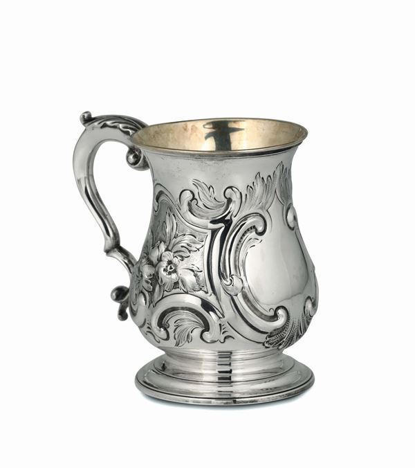 A tankard in Sterling silver, molten, embossed and chiselled, London, 1864 (unidentified silversmith)