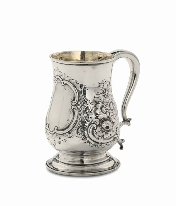 A tankard in Sterling silver, molten, embossed and chiselled, London, 1853 (unidentified silversmith)