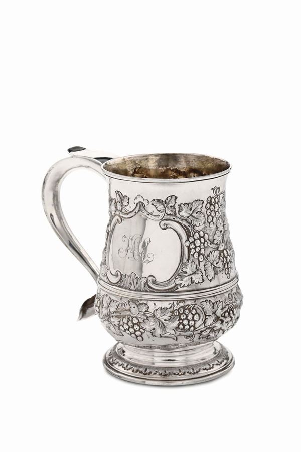 A tankard in Sterling silver, molten, embossed and chiselled, London, 1776, silversmith John Deacon