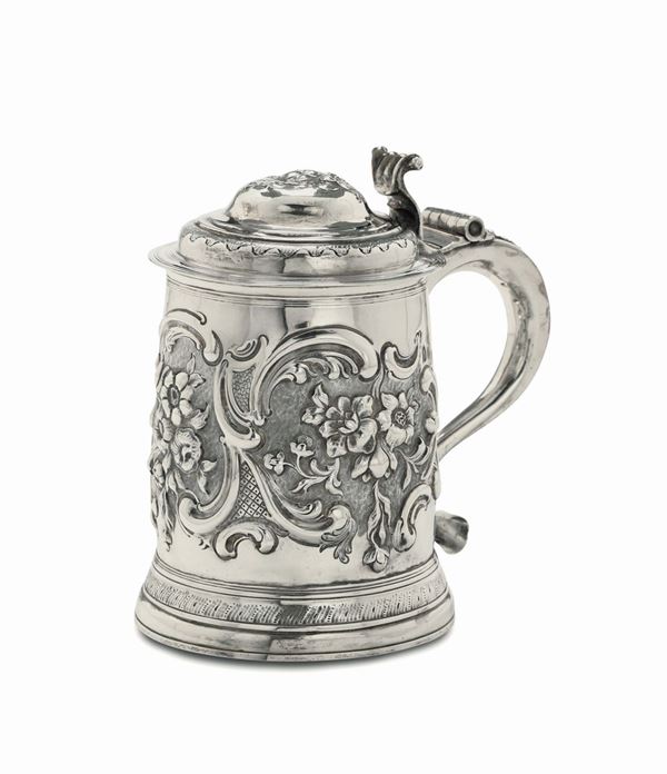 A tankard in silver, molten, embossed and chiselled, London, 1738 (unidentified silversmith)