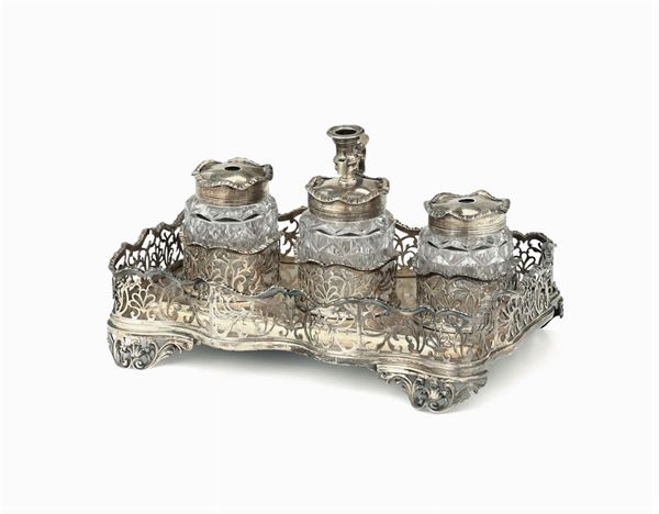 Calamaio in argento fuso, sbalzato e cesellato e vetro molato. Londra 1817, argentiere A.F