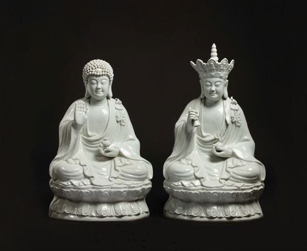 Due figure di Buddha in porcellana Blanc De Chine sedute su doppio fiore di loto, Cina, XX secolo