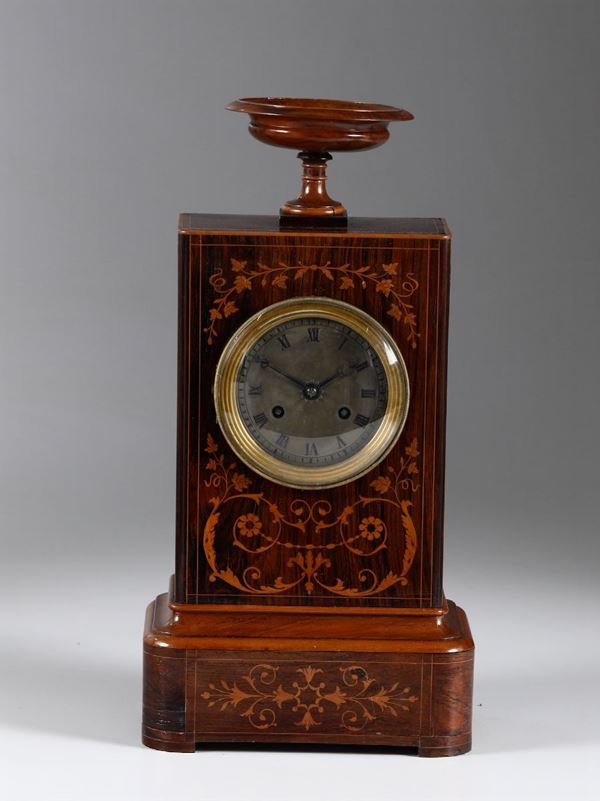 Due orologi da tavolo con cassa in legno, XIX-XX secolo