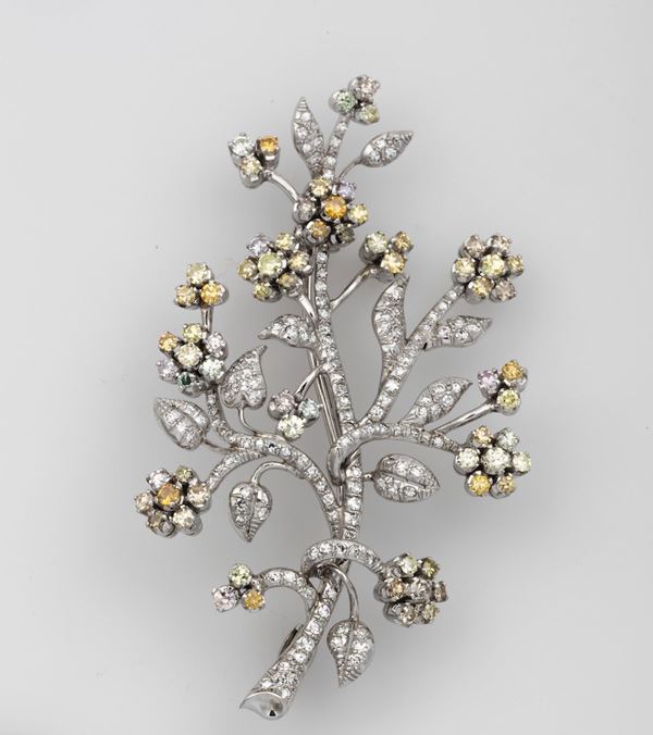 Spilla a soggetto floreale con diamanti bianchi e diamanti gialli taglio huit-huit