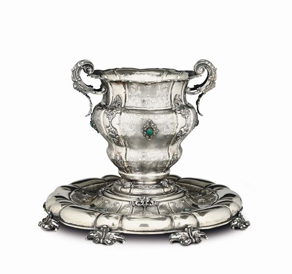 An important centrepiece in molten, embossed and chiselled silver. Italian goldsmith operating in the  [..]