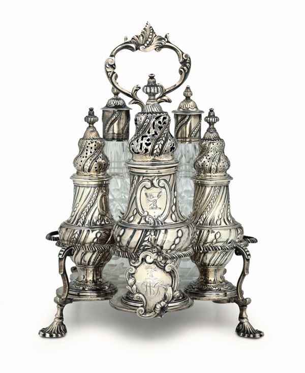 Cruet  in argento Sterling fuso, sbalzato, cesellato e vetri incisi. Bollo della città di Londra per l'anno 1769 dell'argentiere I.L.D.M (non identificato)