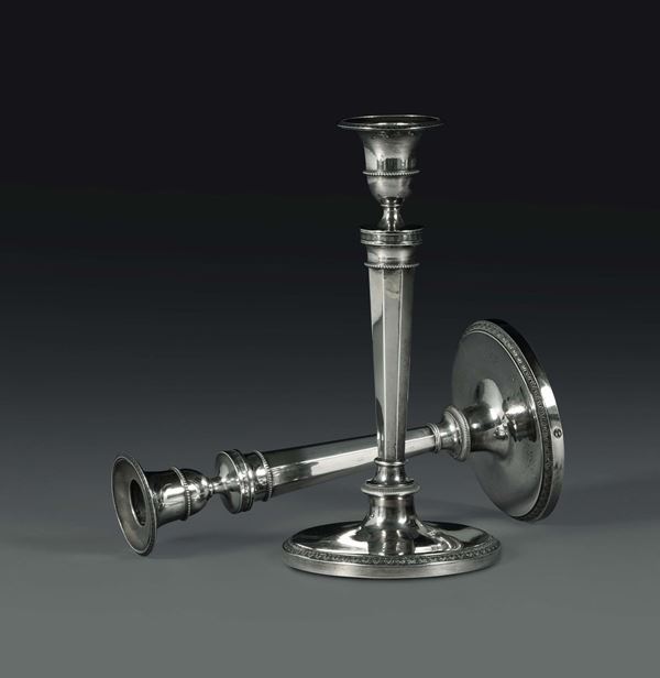 Coppia di candelieri in argento, fuso, sbalzato e cesellato, manifattura italiana del XIX secolo, bollo dell’argentiere non identificato.