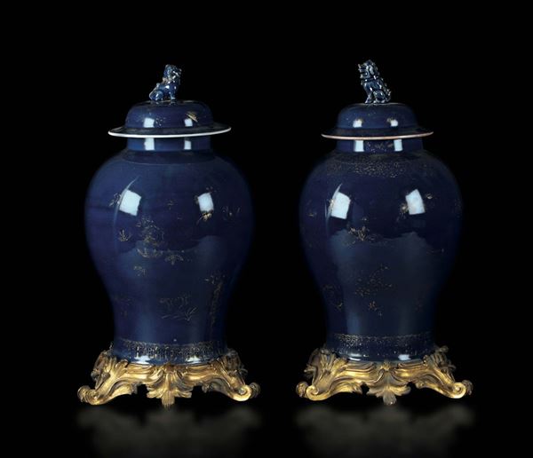 Coppia di potiches in porcellana blu e oro con montatura in bronzo, Cina dinastia Qing, XVIII secolo